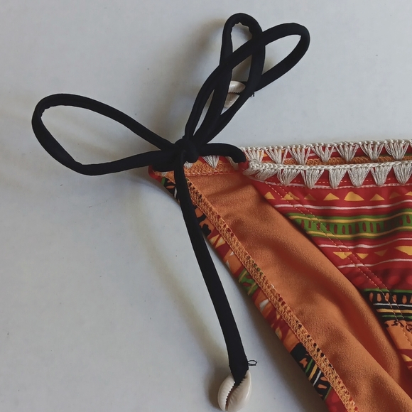 BIKINI BOTTOM 👙 - Picture 2 of 5